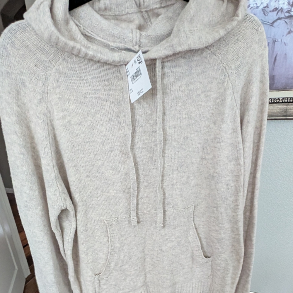 American Eagle Hooded Sweater with Front Hand Pocket Size Medium Nwt❤️